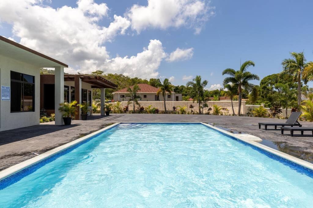 Sun Shine Luxury Villas 2 Bedroom Pool & Gym Ocho Rios St Ann Exterior photo